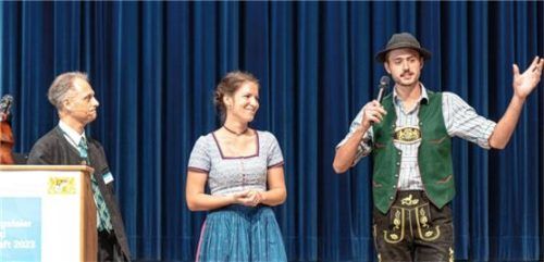 Katharina Demmel und Julian Sauter gaben stellvertretend für ihre Kollegen einen Rückblick auf die Ausbildung. Dr. Peter Nawroth (links), Leiter des Sachgebietes Bildung in der Haus- und Landwirtschaft, richtete die Feier aus.Foto Thomae