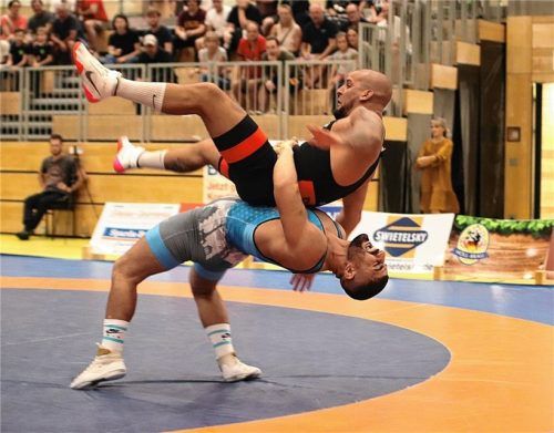 Kevin Daiker (rotes Trikot) musste bei seinem Debüt eine Niederlage einstecken. Foto Andreas Wittenzellner