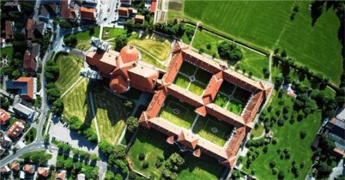 Kirche und Klosteranlage der Benediktinerabtei in Ottobeuren sind Startpunkt von zwei „Glückswegen“. Foto djd/Touristikamt Kur & Kultur Ottobeuren