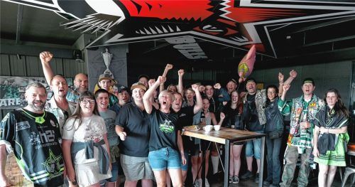 Knapp 30 Starbulls-Fans sangen in der Bulls Lounge einen Teil des neuen Songs ein und hatten viel Spaß bei den Aufnahmen. Foto Ziegler