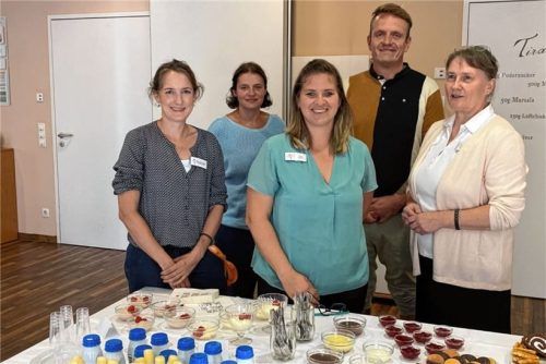 Kümmern sich um Demenzkranke: (von links) Ergotherapeutin Bernadette Bichler, Pflegerin und Praxisanleiterin Susann Grosche, Heimleiterin Hanna Zenker, Pfleger Daniel Grosche, Betreuungsassistentin Irmlinde Zeidler.Foto Trautmann