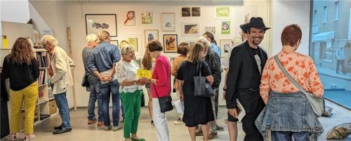Kufsteins Kulturreferent Dr. Klaus Reitberger (mit Hut) im Gespräch mit Künstlern und Besuchern.Foto  Hoffmann