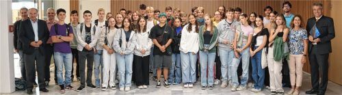 Landrat Otto Lederer (rechts) begrüßte Schüler der Nikolaus-Lenau-Schule in Temeswar mit ihren Begleitlehrerinnen und Gastschülern der Kommunalen Realschule Prien im Landratsamt Rosenheim.Foto Landratsamt Rosenheim