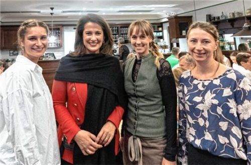 Landwirtschaftsministerin Michaela Kaniber (Mitte links) war Überraschungsgast beim Neubeurer Beeftasting, ausgerichtet von den Projektmanagerinnen der Ökomodellregion Stephanie Wimmer (links) und Stefanie Adeili (rechts) sowie der Chefin des Hofwirts, Veronika zur Hörst. Foto Thomae