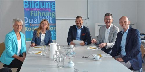 Liefern einen Überblick: (von links) Schulrätin Susanne Danzl, Schulamtsdirektorin Angelika Elsner, Schulamtsdirektor Herbert Unterreiner, Schulamtsdirektor Markus Kinzelmann und Schulrat Wolfgang Baumann. Foto  Schlecker