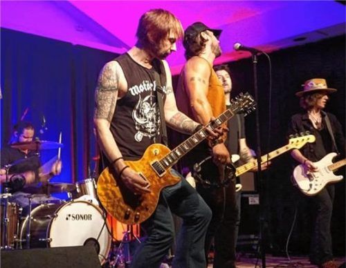 „Lovesick Radio“ sorgte im Rimstinger Feuerwehrhaus mit geradlinigem Rock’n’Roll für gute Laune.Foto re