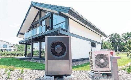 Luft-Wärmepumpen sind derzeit als Heizungsalternative äußerst beliebt, es gibt aber auch andere Optionen, bei denen die Wärme aus dem Erdreich oder dem Grundwasser gewonnen wird. Foto Daniel Maurer/dpa