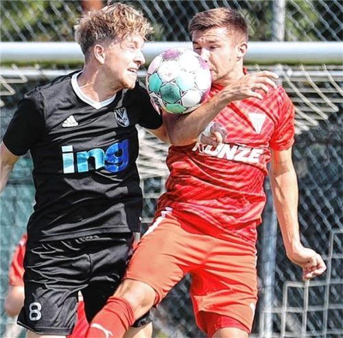 Luftkampf zwischen Kastls Pascal Linhart und Bruckmühls Maximilian Biegel (rechts).Foto Gabi Zucker