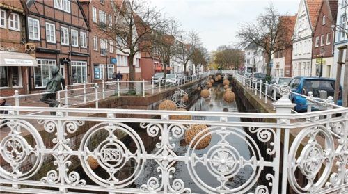 Malerisch schmücken die Fachwerkhäuser die Este in der Innenstadt von Buxtehude. Foto sohnemann