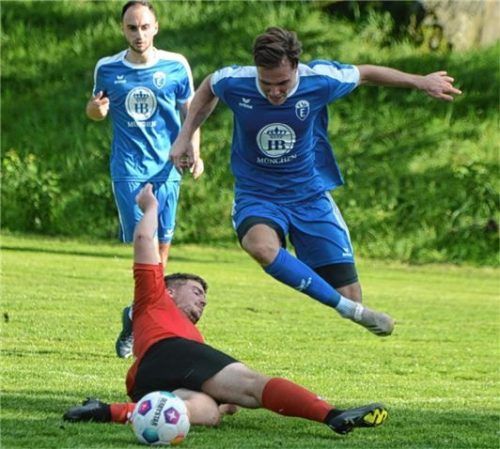 Manchmal wurde es wilder: Endorfs Christian Heinl entkommt hier der Sense von Peter Linner.Foto Franz Ruprecht