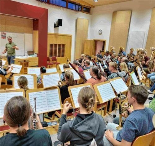 Markus Ehrenstrasser vom Unterinntaler Musikbund übt mit den jungen Künstlern für die Auftritte in Ebbs und Kiefersfelden. Foto Hötzelsperger