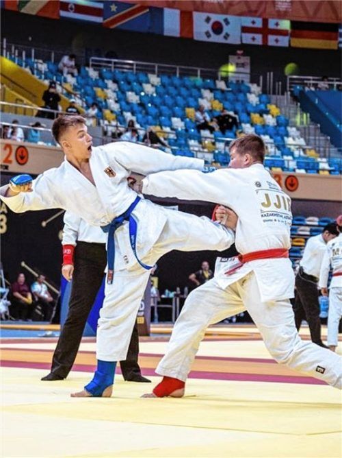 Maximilian Piwko (blauer Grürtel) im Schlagabtausch mit Ivan Sideltsev. Foto Elsa Braun