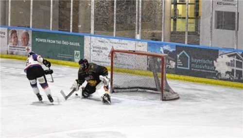 Michael Fischer hält einen Penalty vom Dorfener Kapitän Sandro Schröpfer.Foto Stefan Hadersbeck