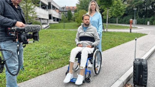 Mike Glemser und seine Freundin Lara Lindmayer kurz nach dem Verlassen der Klinik in Murnau. Fotos Mario Kottkamp/RTL