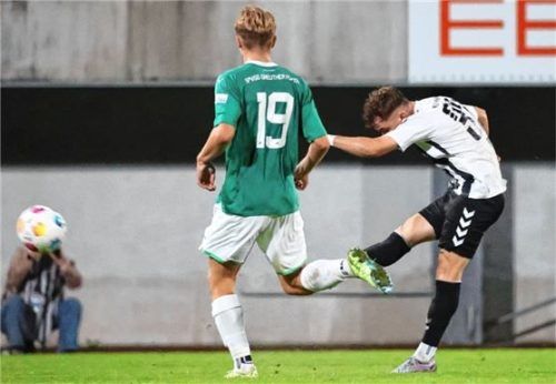 Mit diesem Schuss erzielte Denis Ade den Siegtreffer für Wacker Burghausen.Foto mb.presse – Butzhammer