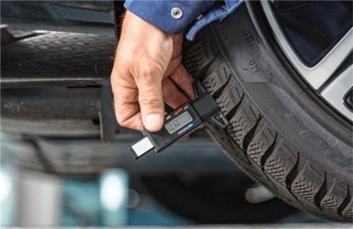 Mit einem kleinen Handgriff lässt sich die Profiltiefe überprüfen. Foto ProMotor_T.Volz