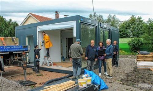 Monteure stellen die neue Behausung auf. Fotos Heinz