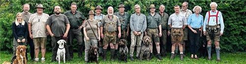 Nach der erfolgreichen Prüfung stellten sich die erfolgreich geprüften Gespanne mit den Revierjägern und Prüfern zu einem Erinnerungsfoto zusammen.Foto Unterforsthuber