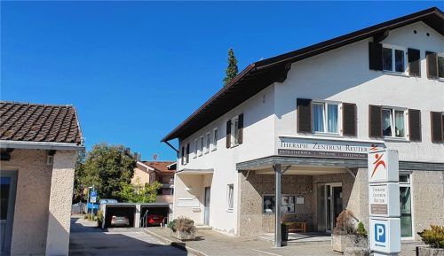 Nachverdichtung in der Ortsmitte: Auf dem Parkplatz hinter dem ehemaligen Sparkassengebäude sollen drei kleine Reihenhäuser gebaut werden. Foto  Stuffer-Chunphetch