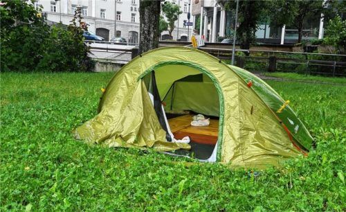 Nerven wie Drahtseile hat offensichtlich ein Unbekannter, der sein Zelt wenige Meter neben dem reißenden Inn gegenüber der Wasserburger Altstadt aufschlug Foto Rieger