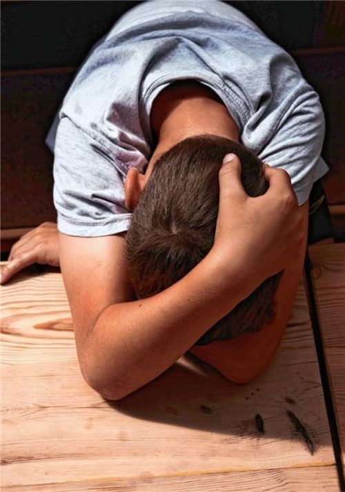 Niedergedrückt von der Erinnerung (Symbolfoto): So mancher, dem als Kind Gewalt angetan wurde, ringt mit dem Trauma ein Leben lang. Foto Annette Riedl/dpa