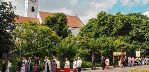 Noch steht nicht fest, wer künftig die Monstranz durch die Rosenheimer Straßen tragen wird, so wie hier beim Fronleichnamsfest im Stadtteil Pang.Foto Aerzbäck