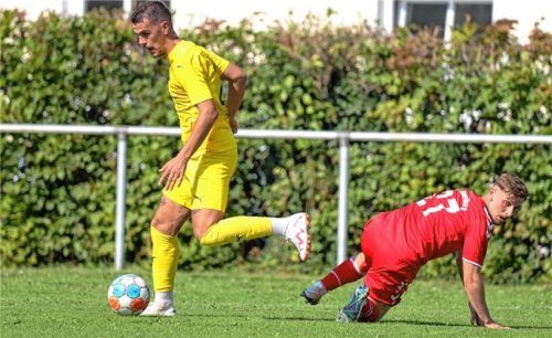 Nur in dieser Szene war der VfL Waldkraiburg am Boden: Tögings Ajlan Arifovic ist gegenüber Valmir Bakiji obenauf.Foto mb.presse – Butzhammer