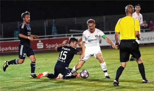Nur in dieser Szene wurde der TuS Raubling in die Knie gezwungen: SG-Akteur Matthias Vital behauptet sich gegen Valentin Schöffel.Foto Walter Semerad