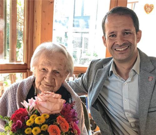 Oberbürgermeister Andreas März gratuliert Emma Schlegel zu ihrem 100.Geburtstag. Fotos Wildauer