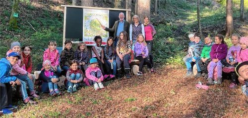 Offizielle Eröffnung des Klassenzimmers im Wald: Zweiter Bürgermeister Michael Andrelang, Rektorin und Zweitklasslehrerin Astrid Sauer mit ihrer Kollegin Sabrina Huber (von links) und die Zweitklässler nahmen das Klassenzimmer mit Begeisterung in Beschlag.Foto  Kirchner