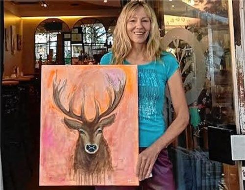 Petra Weese mit einem ihrer Tierbilder. Foto wEESE