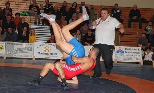 Plamen Petrov (rotes Trikot) vom TVT beendete 2018 das letzte Aufeinandertreffen der Traunsteiner mit dem AC Penzberg.Foto Andreas Wittenzellner