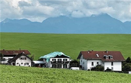 Plastikplanen sorgen dafür, dass die Gebäude in und um Hofham nicht noch mehr Schaden nehmen. Foto Fritz