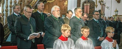 Politprominenz beim Gottesdienst: (von links) Dr. Marcel Huber, Georg Weigl, Prinz Lobkowicz, Sebastian Friesinger, Otto Lederer und Staatsminister Dr. Florian Herrmann. Foto Stache