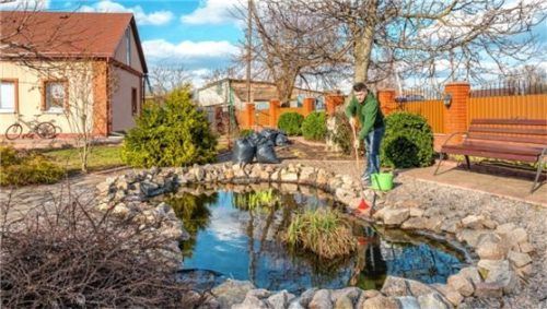 Rechtzeitig vor der kalten Jahreszeit müssen Teichfreunde ihrem Biotop ein besonderes Pflegeprogramm zukommen lassen. Foto djd/Söchting Biotechnik/PantherMedia/ssuravikin