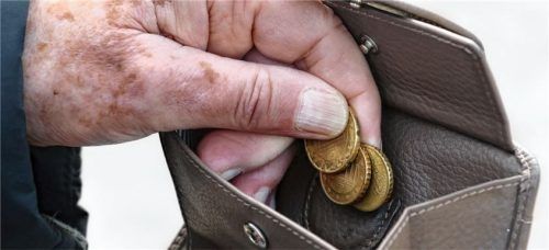 Reicht das Geld im Portemonnaie? Altersarmut spielt auch bei der Diskussion um die Erhöhung der Beamtenpensionen eine Rolle. Viele Rentner fühlen sich benachteiligt. Foto dpa