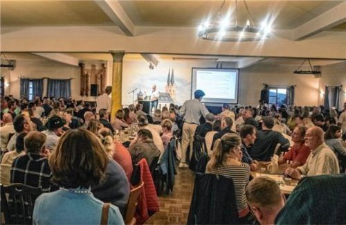 Riesenandrang: Platzmangel im Saal der Tuntenhausener Wirtschaft. Foto Stache