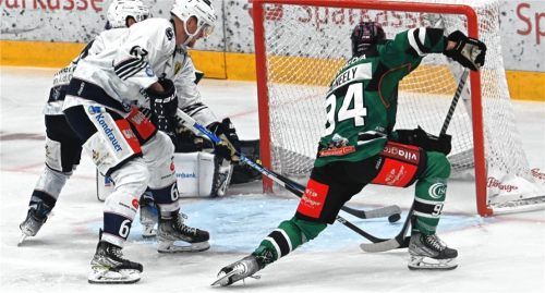 Riesenchance für Tyler McNeely, dessen Schuss von einem Weidener von der Linie gekratzt wurde. Foto Hans-Jürgen Ziegler