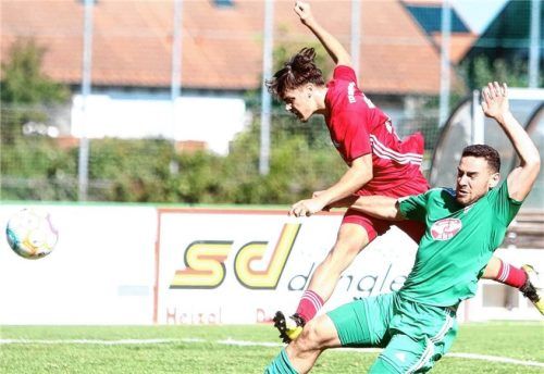 Rosenheims Torschütze zum 1:1-Ausgleich, Raphael Lang, bei einer Torchance. Holzkirchens Lukas Krepek kommt zu spät. Foto Wolfgang Fehrmann
