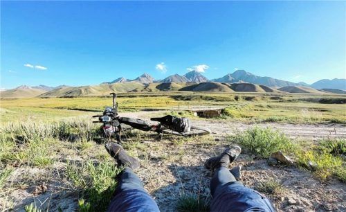 Ruheplatz mit Aussicht: Ludwig Steiner allein unterwegs im Tian-Shan-Gebirge. Foto re