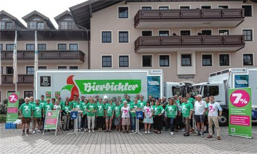 Rund 50 Gastronomen aus dem ganzen Landkreis haben sich in Rohrdorf getroffen, um dafür zu werben, dass die Mehrwertsteuer im Gastronomiebereich bei sieben Prozent bleibt.Foto Thomae