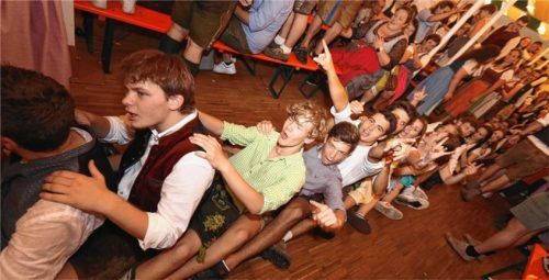 Runter auf den Hosenboden und rein in die Zielkurve: Bobfahrerspaß im Auer. Foto stuffer