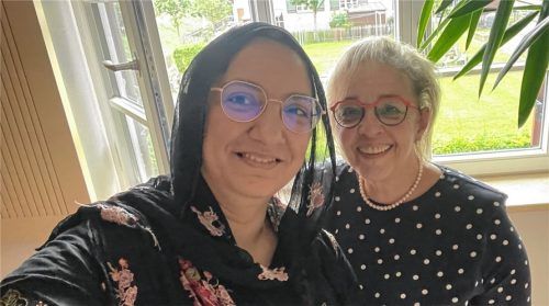 Sadaf Noor (links) und Susanne Weber sind ein eingespieltes Team: Gemeinsam haben sie schon viele Hürden bei der Integration erklommen. Jetzt ist die Pakistanerin auf dem Weg zur Ausbildung als Kinderpflegerin. Foto  Re