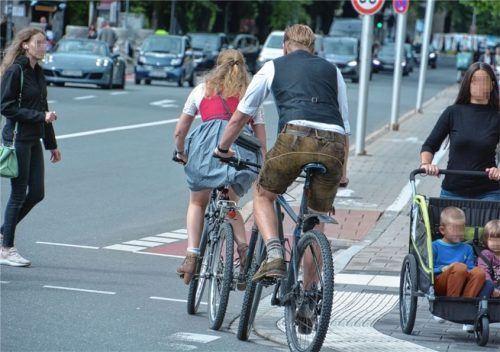 Sattelfeste Anreise: Auf dem Rosenheimer Herbstfest „san vui mim Radl do“. Foto schlecker