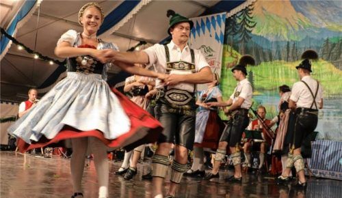 Schneidiger Auftanz zu Beginn.