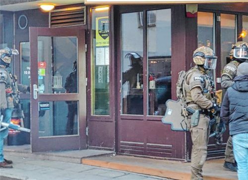 Schwer bewaffnet durchsuchten Polizisten im Januar das Café Central in Grafing, wo sie den 32-Jährigen festnehmen. Bei weiteren Durchsuchungen stellen Beamte ein Sturmgewehr „Zastava M64“ sicher, eine serbische Version der Kalaschnikow, sowie mehrere Hundert Schuss Munition und eine halbautomatische Pistole. Foto  Ametsbichler