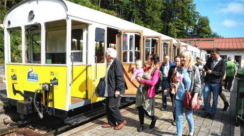 Seit über 100 Jahren bringt die Wendelsteinbahn Einheimische und Touristen, wie hier mit dem Nostalgie-Express, auf den 1838 Meter hohen Wendelstein.

Foto Ruprecht