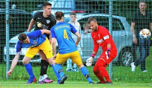 SG-Akteur Felix Wieser, hier umringt von gleich drei Peterskirchenern, erzielte den Führungstreffer für Reichertsheim-Ramsau/Gars.Foto mb.presse – Butzhammer