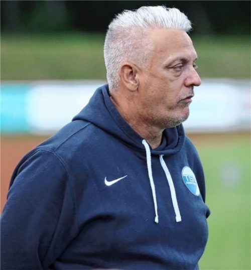 Sichtlich angefressen: Ampfings Trainer Christian Hutterer. Foto  Michael Buchholz