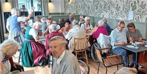 Sichtlich wohl fühlten sich die Bad Feilnbacher Senioren bei der „Speziellen Wiesn“ als Testlauf im Wohnzimmer „Tannenhof“.